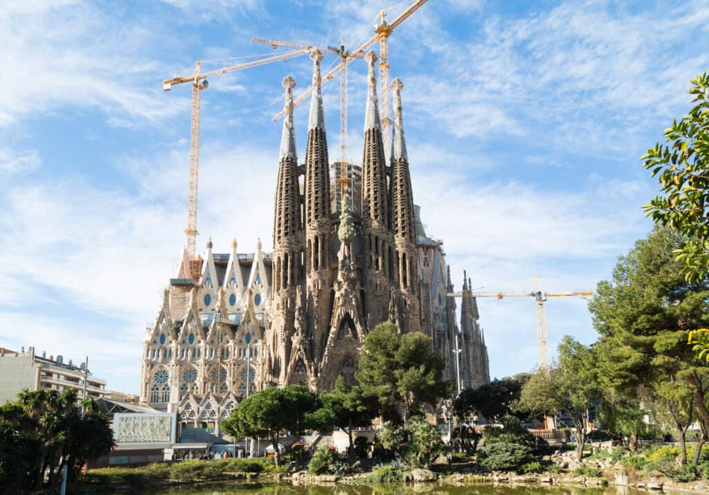 billede af byggeriet ved sagrada familia i barcelona som viser hvor stort det er