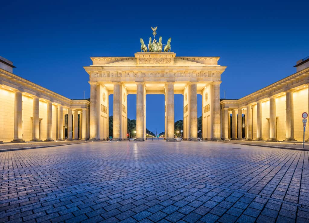 brandenburger tor ved berlinmuren i berlin tyskland