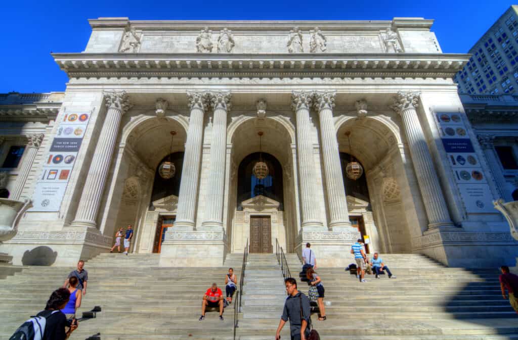 hovedindgangen til det kendte new york city public library