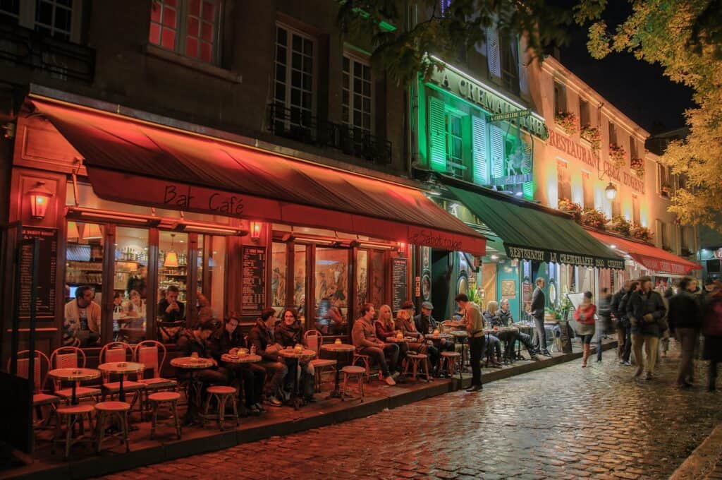 hyggelige aftenstemning i montmartre i paris