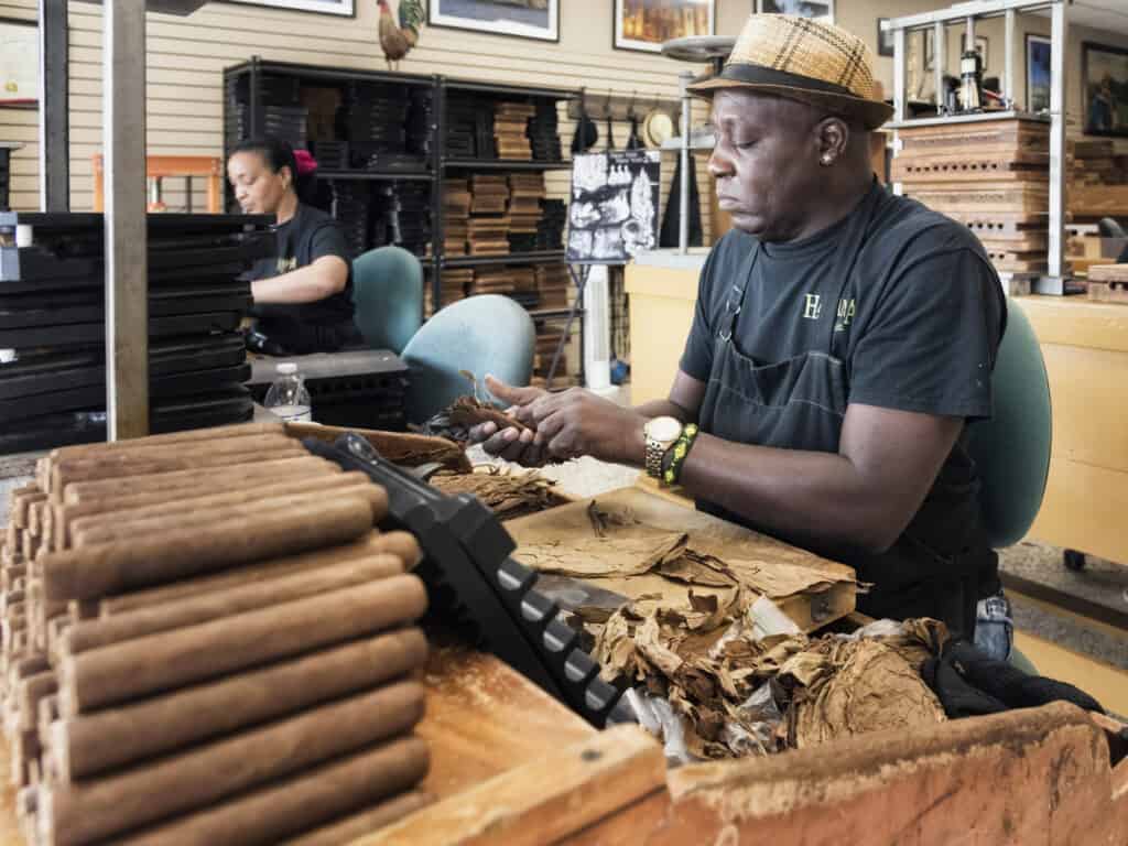 håndrullede cigarer produceres på gaden i little havana i miami florida