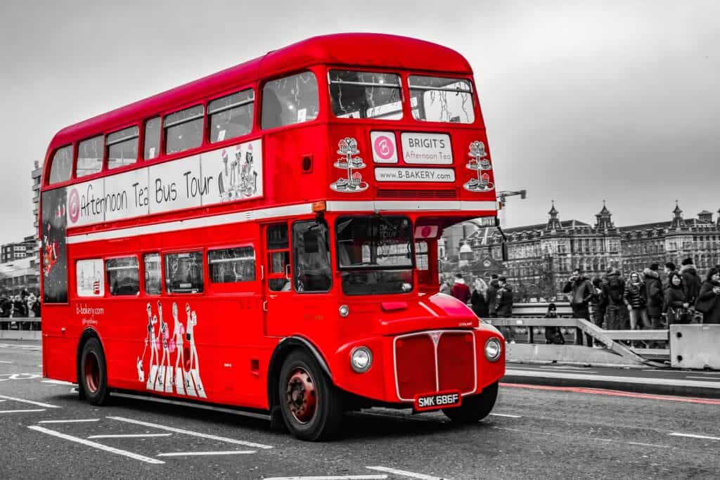 klassisk rød dobbeltdækker bybus i london