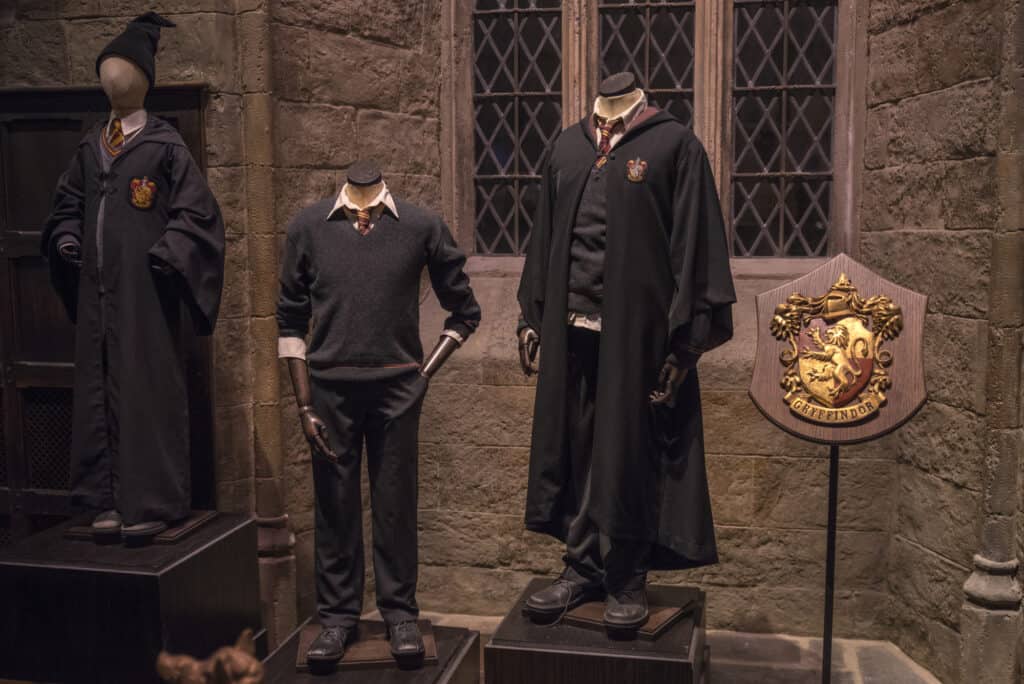 kostumer fra harry potter filmene fremvise i harry potter world i london warner bros studios