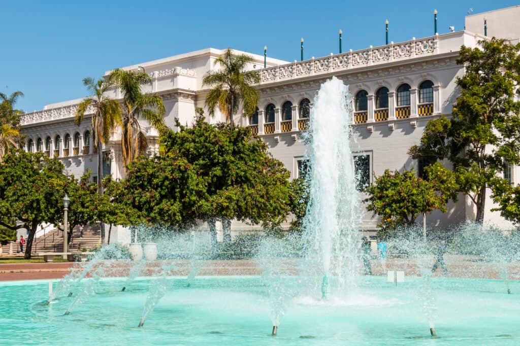 san diego natural history museum med springvandet udenfor ligger i balboa park i san diego