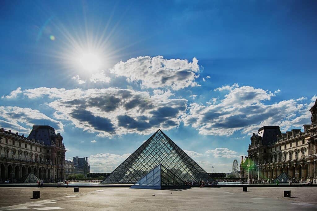 sommerbillede af glaspyramiden ved louvre i paris frankrig