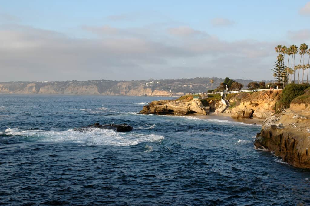 udsigt over klipperne langs den californiske kystlinje ved la jolla i san diego