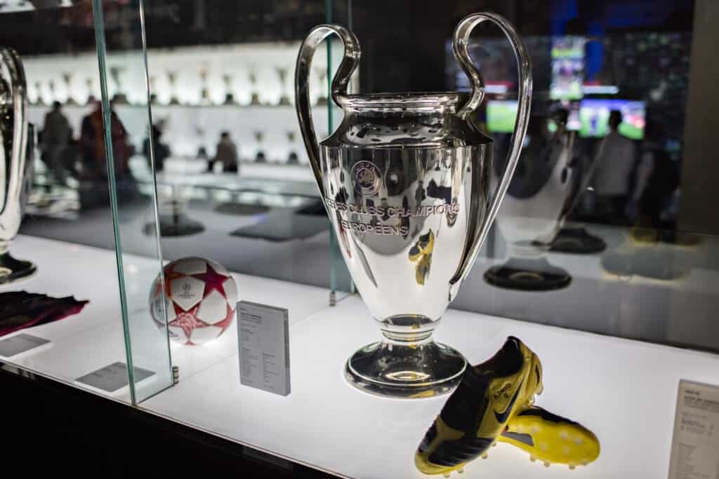 udstillede pokaler og andet på fc barcelona museum ved camp nou stadion